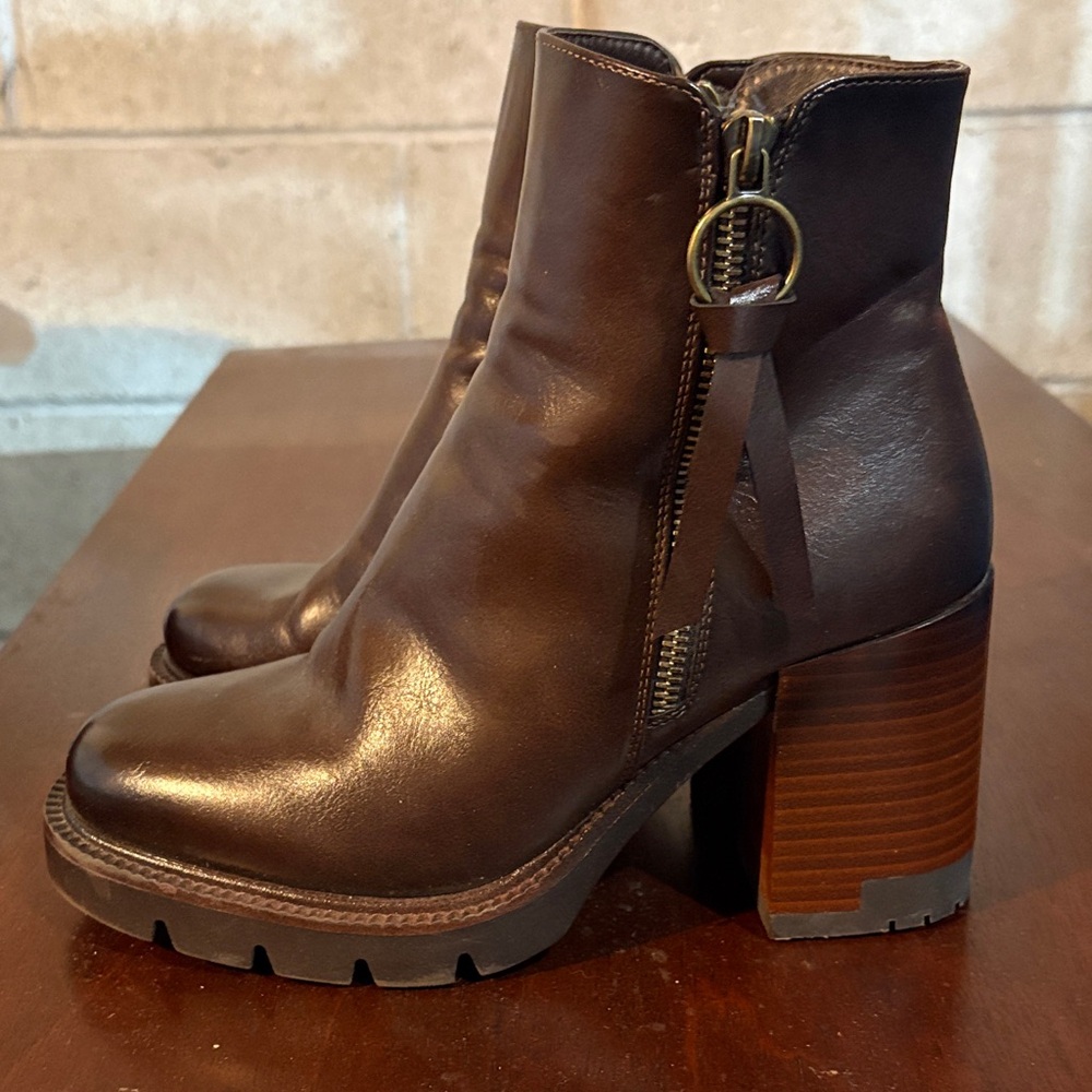 Excellent condition dark brown booties size 39